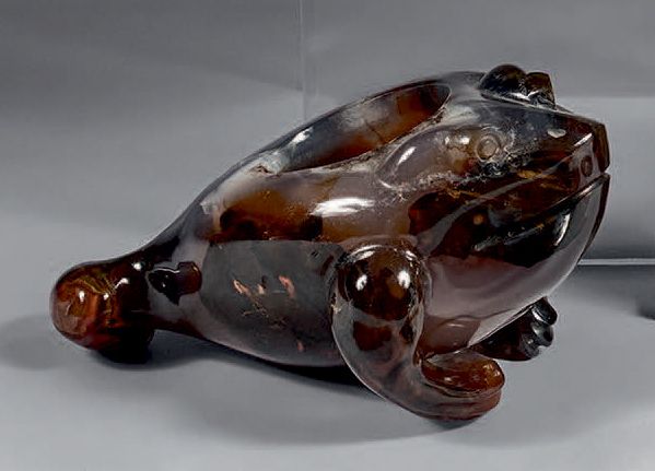 CHINE - Début du XXe siècle Three-legged toad in gray, brown and red agate.
H : &hellip;