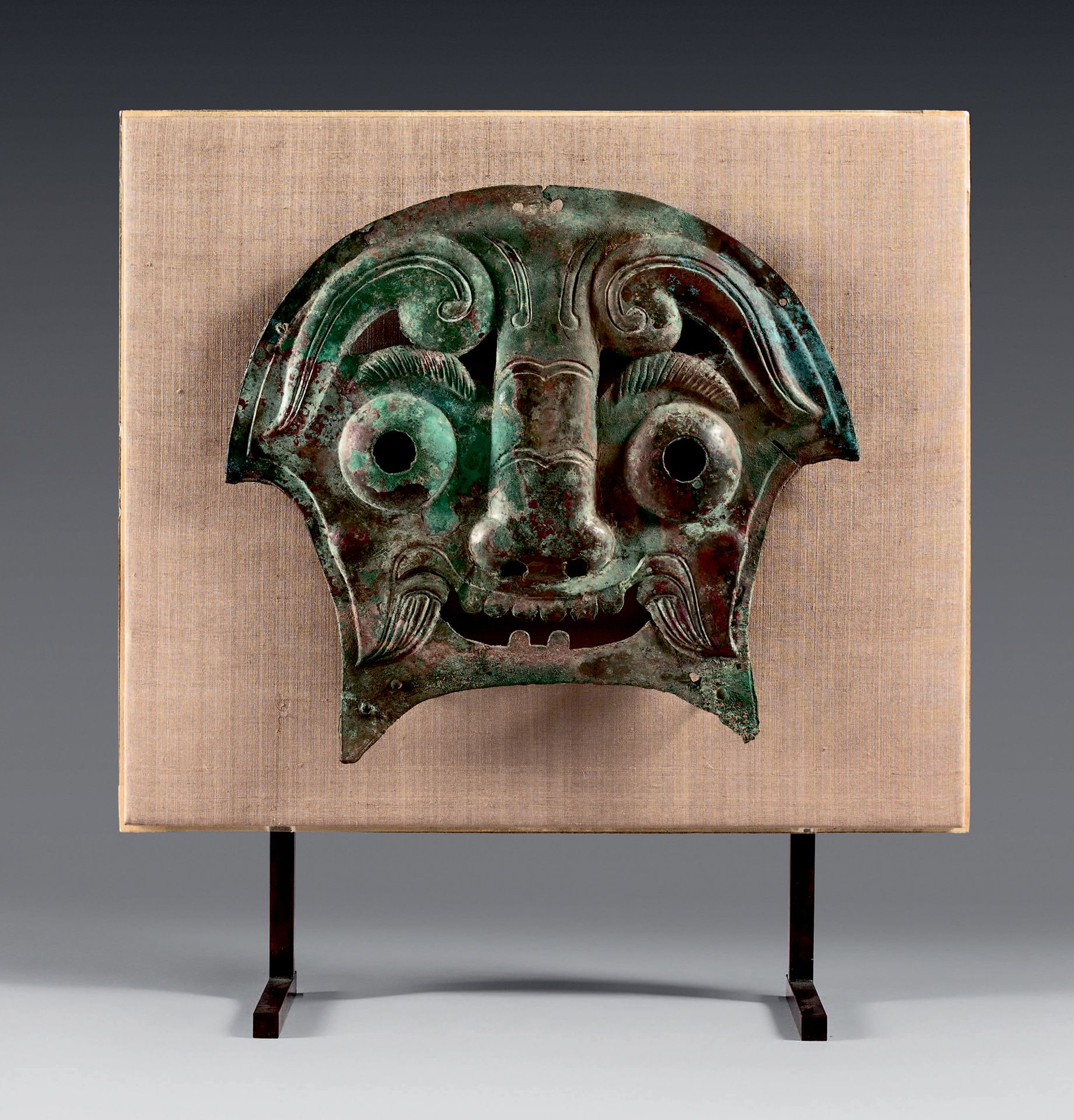 CHINE - Milieu de l'époque Zhou (1028-256 av. J.-C.) Masque de chamane en forme &hellip;