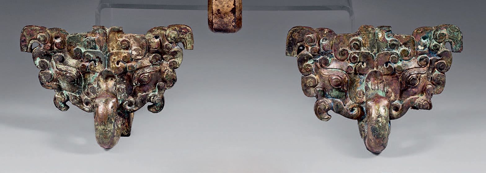CHINE - Époque Han (206 av. J.-C. - 220 ap. J.-C.) 一对铜制饕餮面具形式的茎上装饰品，带有棕色的铜锈。
(氧化&hellip;
