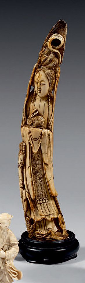 CHINE - XIXe siècle 观世音菩萨的象牙雕像，站立并抱着一只兔子，旁边还有龙女。
高：31.5厘米 - 毛重：708克
引用证书FR230420&hellip;