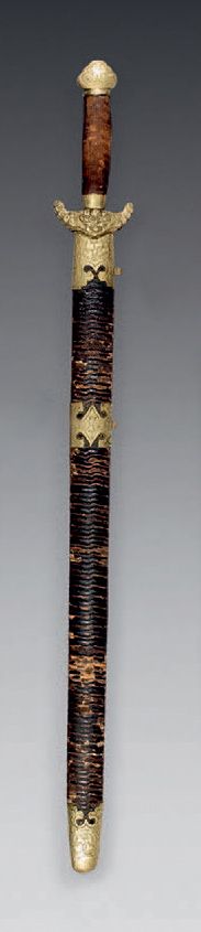 Null 雕刻的双刃军刀，铜制支架，刀柄是龙的形状。
中国。
长度：69厘米