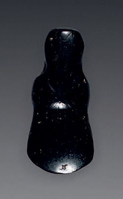 Null 斧头。
表达了一只风格化的鸟。黑色硬石。
哥斯达黎加，公元500-800年。
高：6.5厘米