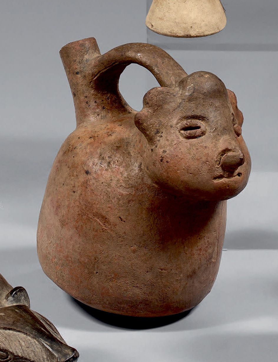 Null 表现球上人头的花瓶。马镫柄。
赭石色陶瓷（鼻子上有缺口和修复）。
秘鲁，北海岸，维库斯文明，公元前400-300年
高：17厘米