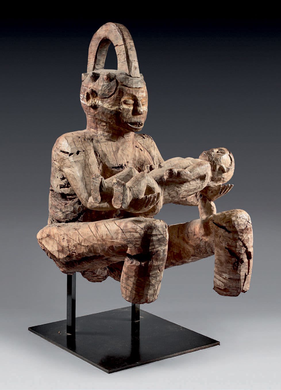Null 罕见的Mbembe鼓端雕刻着母亲的形象（尼日利亚）。
这座气势恢宏的母亲坐姿雕塑是来自十字河上的一个姆本贝村的大型伊科罗槽形鼓的两端之一。
河村。另一&hellip;