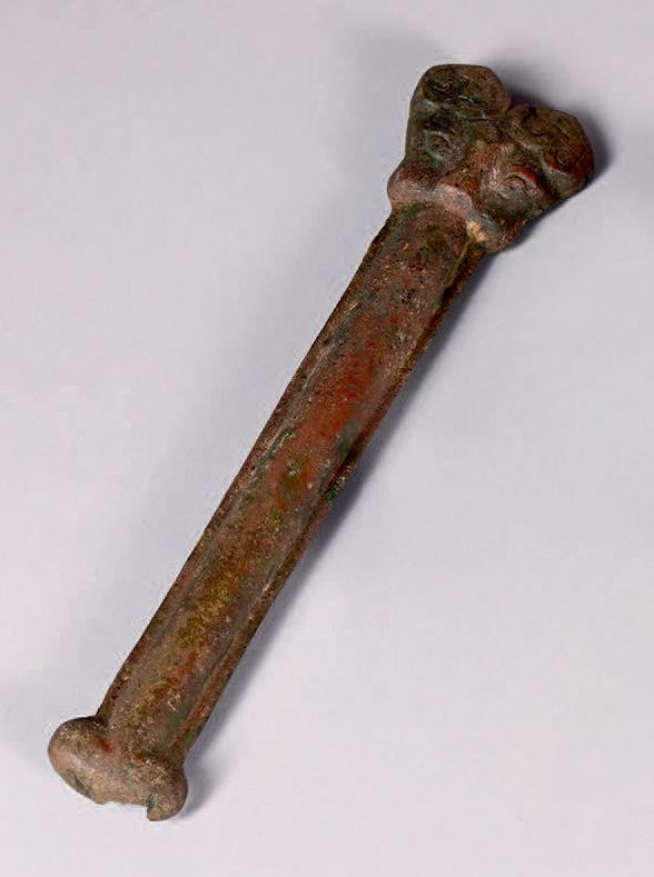 CHINE - Dynastie Zhou (1046-256 av. J.-C.) Nasal de forme tubulaire en bronze or&hellip;