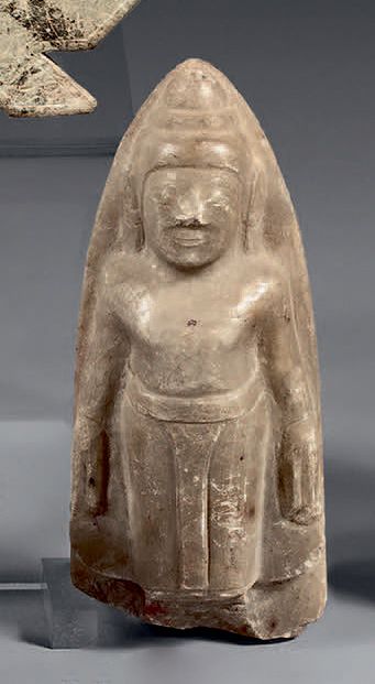 BIRMANIE - XVIIIe/XIXe siècle 灰色雪花石膏小石碑，站立的佛陀，双臂放在身旁。
高度：13厘米