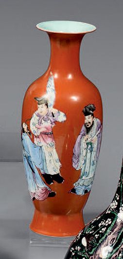 CHINE 阳台形的瓷瓶，单色珊瑚红底，用粉彩装饰三个神仙。背面以绿松石为底，有乾隆年款，红色方块六个字。民国时期（1912-1949）。
高度：35厘米