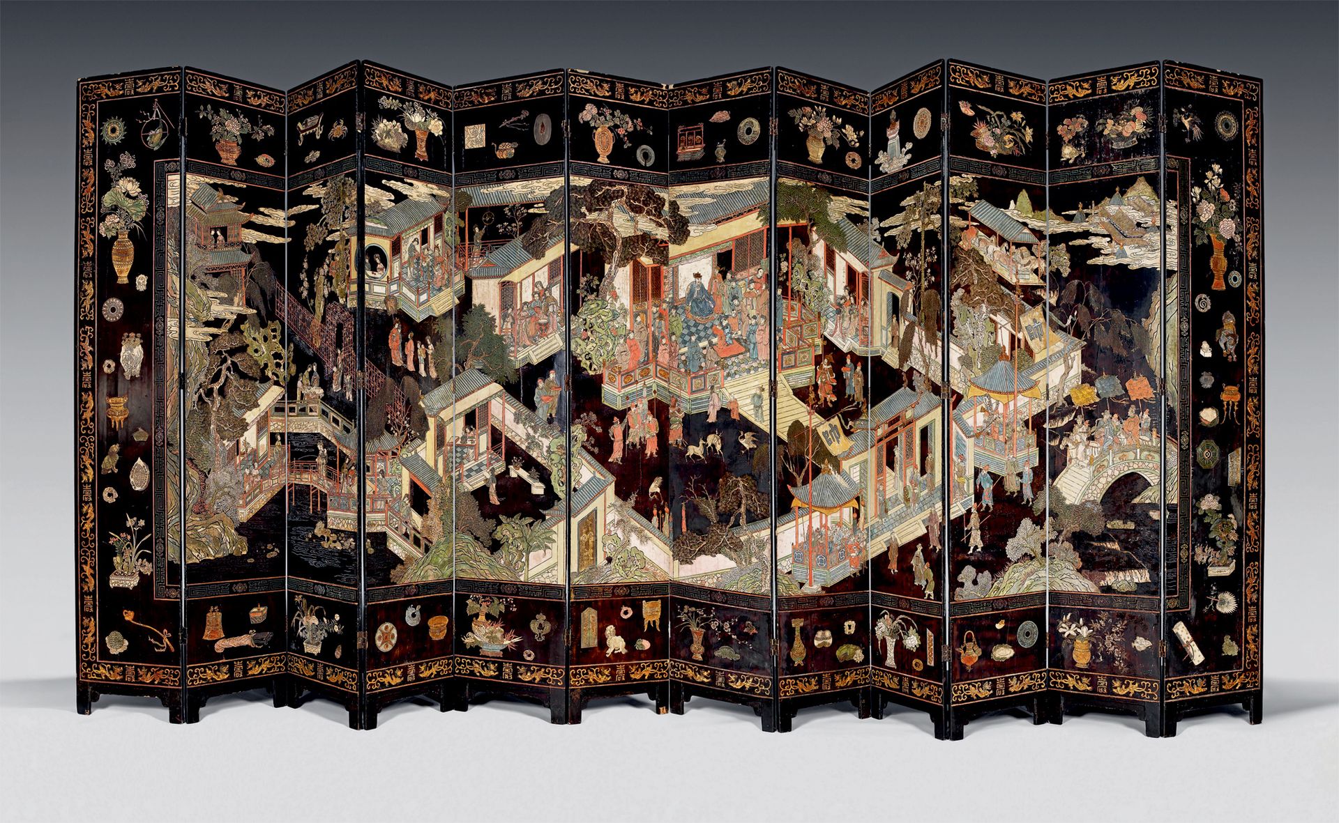 CHINE - Époque Kangxi (1662-1722) 科罗曼德漆器十二叶屏风，装饰着一位学者在家中接受由仆人陪同的骑马队伍的贡品。门上悬挂着 "帅&hellip;