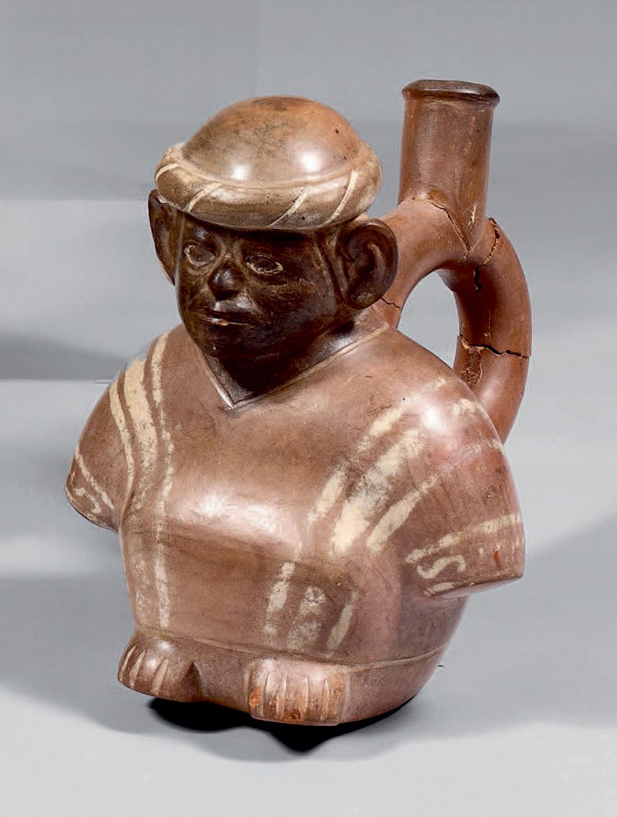 Null * 花瓶描绘了一个穿着披风的坐着的政要。手柄的形状像一个马镫。
赭色和米色釉面陶瓷（表面磨损，手柄断裂）。
秘鲁，北海岸，莫奇卡文明，公元400-70&hellip;