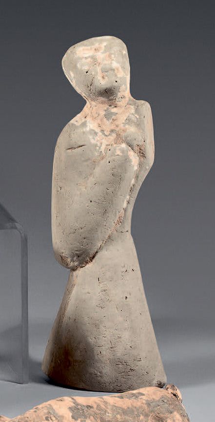 CHINE - Époque Han (206 av. J.-C. - 220 ap. J.-C.) 灰色陶土的站立宫女雕像，有白色滑移的痕迹。
高21厘米。
&hellip;