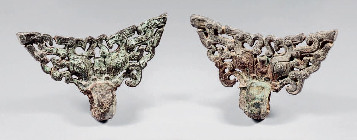 CHINE - Époque Zhou (1028-256 av. J.-C.) Deux ornements en bronze à patine verte&hellip;