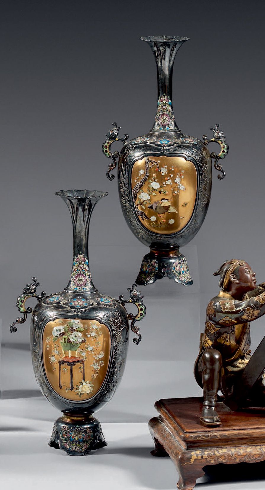 JAPON - Époque Meiji (1868-1912) A pair of silver and cloisonné enamel vases on &hellip;