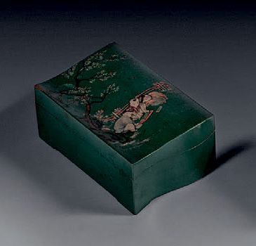 CHINE - Vers 1900 Boîte en forme de livre en laque vert et polychrome à décor de&hellip;