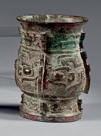 CHINE - Époque Ming (1368-1644) 青铜 "之 "字形花瓶，螺旋状背景上刻有饕餮纹，上部和脚跟处饰有拱形的祁隆纹。
(已氧化)。
高&hellip;