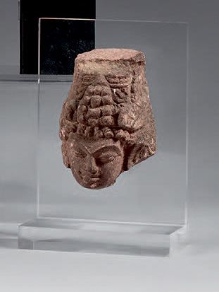 INDE, Rajasthan - Période médiévale, XIe siècle Buddhist head in pink sandstone,&hellip;