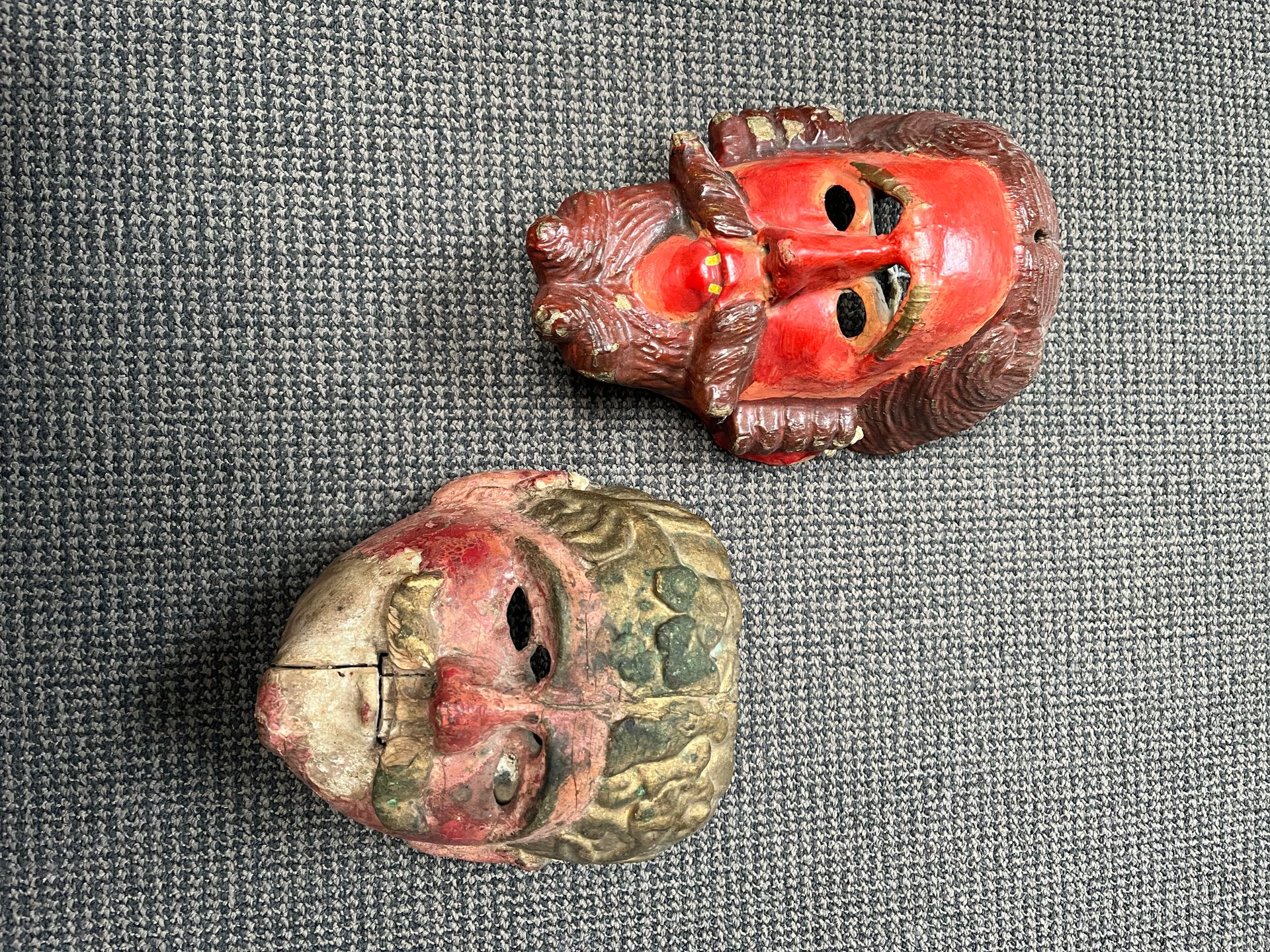 Null * 两个古老的狂欢节面具，一个代表一个有胡子的人，另一个代表一个有小胡子的人。
多色木头。
墨西哥或危地马拉。
高：22和18厘米
包括一个代表前哥伦&hellip;