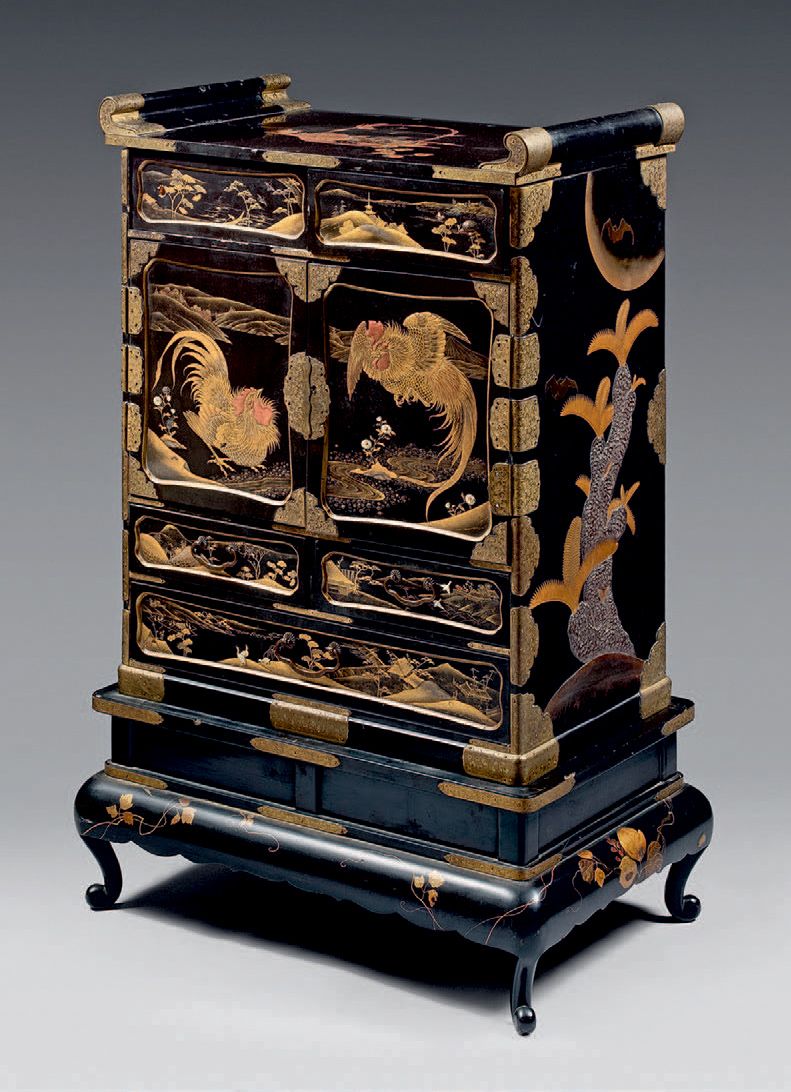 JAPON - XIXe siècle Black lacquer cabinet opening with two leaves and five drawe&hellip;