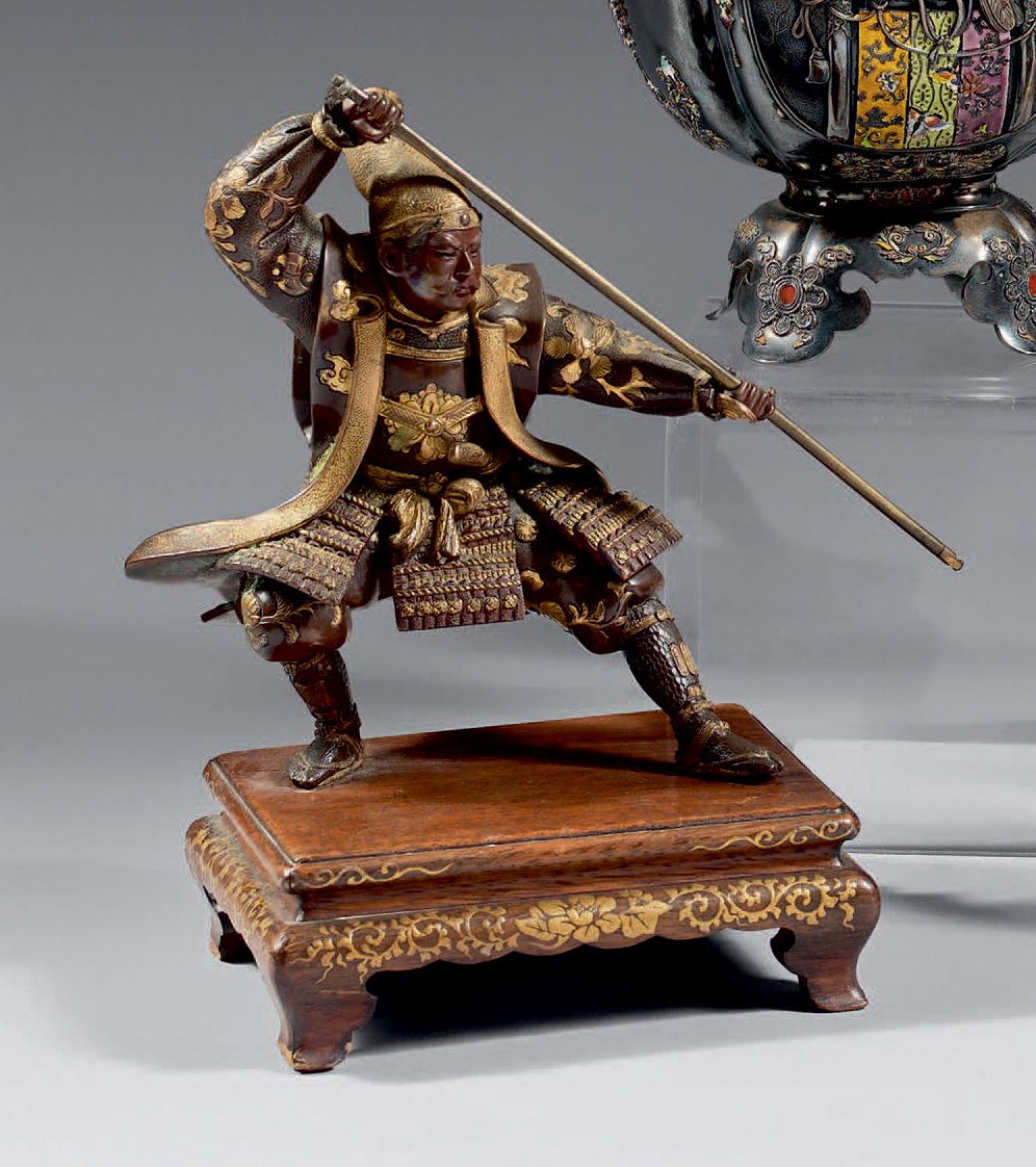JAPON - Époque Meiji (1868-1912) 两件部分鎏金的铜质和服，一个武士持戟攻击的姿势，一个工匠在刨梁。签名为Miyao（缺失，损坏）&hellip;