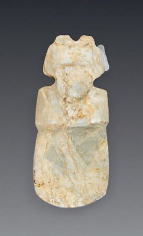 Null 斧头。
表现一只风格化的鸟。石英。
哥斯达黎加，公元500-800年。
高：7.8厘米
附有一个球状花瓶，高：9.5厘米，和一个拟人花瓶（芯片），高：&hellip;