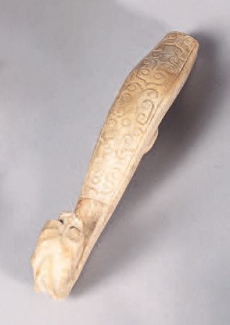 CHINE - Dynastie Han (206 av. J.-C. - 220 ap. J.-C.) 钙化的玉石（软玉）腓骨，钩子是龙头的形状，身体有几何图&hellip;