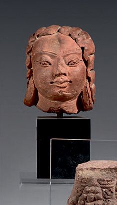 INDE - Période GUPTA, Ve/VIe siècle Terracotta apsara head, wavy headdress, open&hellip;