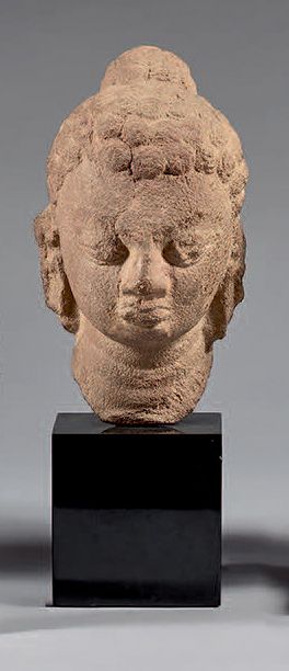 INDE - Période médiévale, XIIe/IIIe siècle Buddha head in beige sandstone, with &hellip;