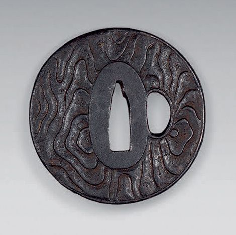 Null Tsuba a forma di maru-gata in ferro martellato.
Stile Mokume, XIX secolo (l&hellip;