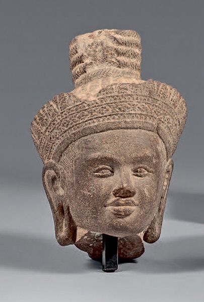 CAMBODGE - Période khmère, XIIe/XIIIe siècle Petite tête de bouddha en grès gris&hellip;