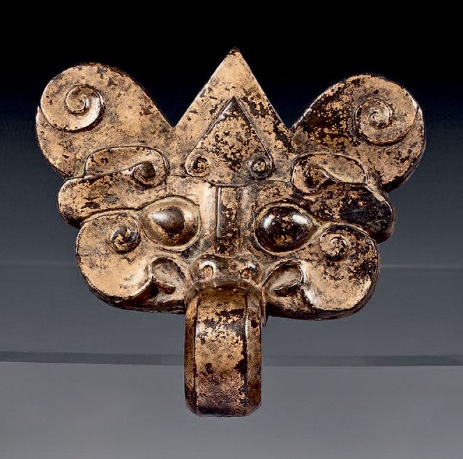 CHINE - Époque Han (206 av. J.-C. - 220 ap. J.-C.) 棕色铜锈和镀金痕迹的饕餮面具形式的青铜装饰品。
高：11 &hellip;