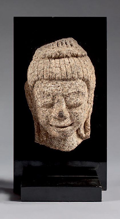 THAÏLANDE, Khu Bua - VIIIe siècle Tête de bouddha en stuc gris, les yeux mi-clos&hellip;