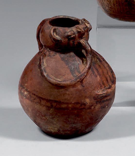 Null 球形花瓶，装饰着一个用手托着嘴的人物。
陶器，有多色的痕迹。
哥伦比亚，金巴亚文明，公元800-1,400年
高：13厘米