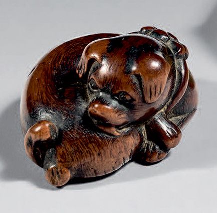 CHINE - Époque Edo (1603-1868), XIXe siècle Netsuke de madera de boj, cachorro t&hellip;