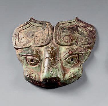 CHINE - Dynastie Zhou (1028-256 av. J.-C.) 两个青铜色的饕餮面具。
(事故)。
高度：7厘米