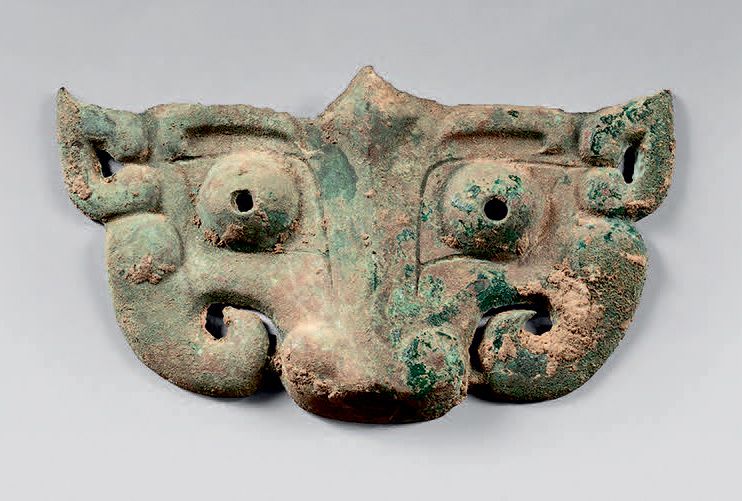 CHINE - Début de l'époque Zhou (1028-256 av. J.-C.) 饕餮面具，青铜材质，带有绿色铜锈。
(Oxidation&hellip;