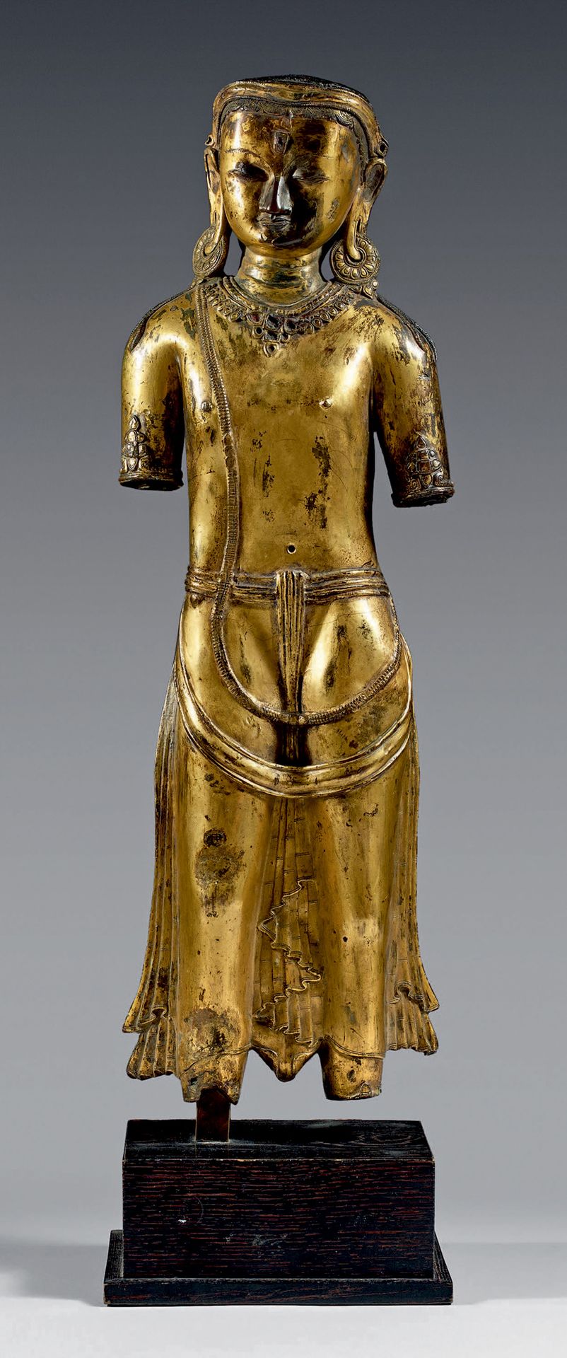 TIBET - XVIIe siècle Grande statue d'Avalokitesvara en bronze doré, se tenant de&hellip;