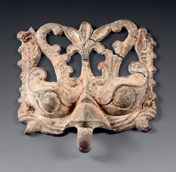 CHINE - Époque Zhou (1028-256 av. J.-C.) 饕餮面具，青铜材质，有棕色铜锈和镀金的痕迹。
(事故)。
高：13 - 宽：1&hellip;