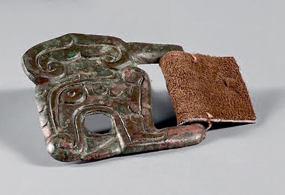 CHINE - Époque Han (206 av. J.-C. - 220 ap. J.-C.) 绿色铜质皮带扣或MORS FRAGMENT形成的饕餮面具。&hellip;