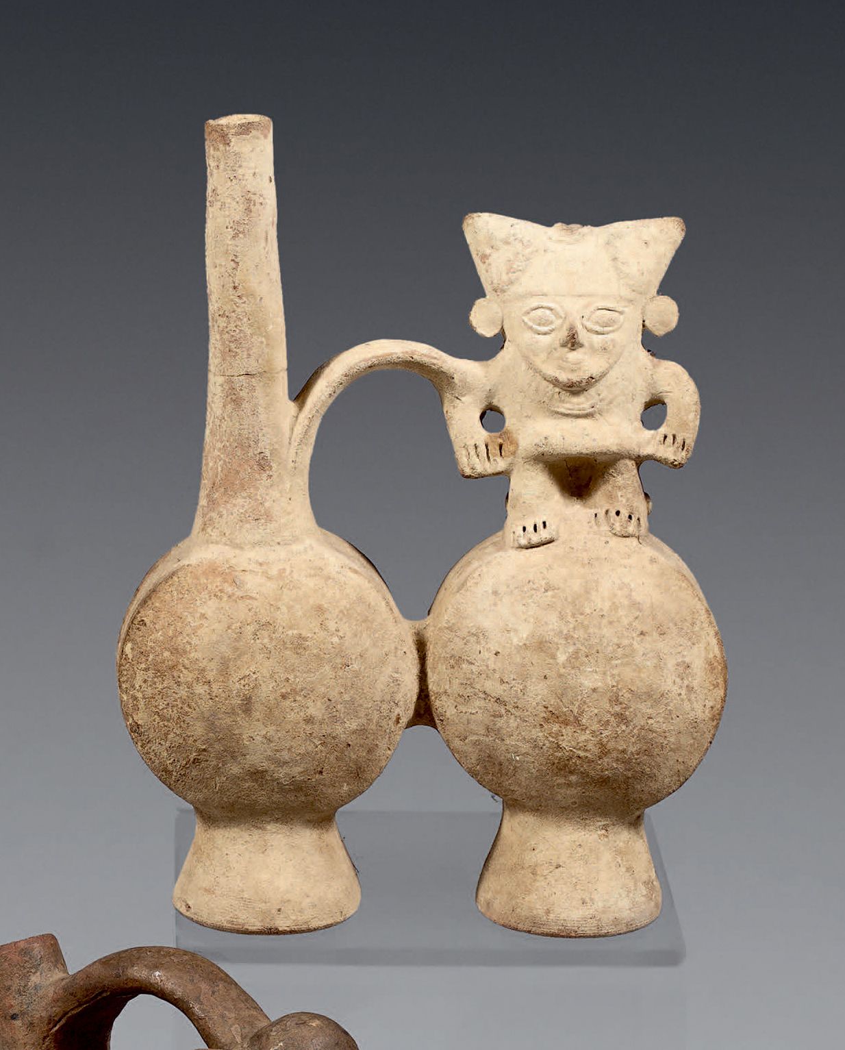 Null Doppelbäuchige Vase, die eine stehende Figur darstellt.
Beige Keramik (gebr&hellip;