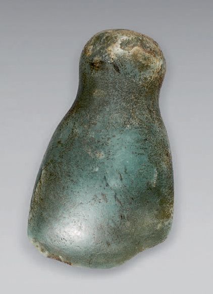 Null 带榫头的斧刃。绿色硬石（破损）。
早期中美洲。
高度：11厘米
