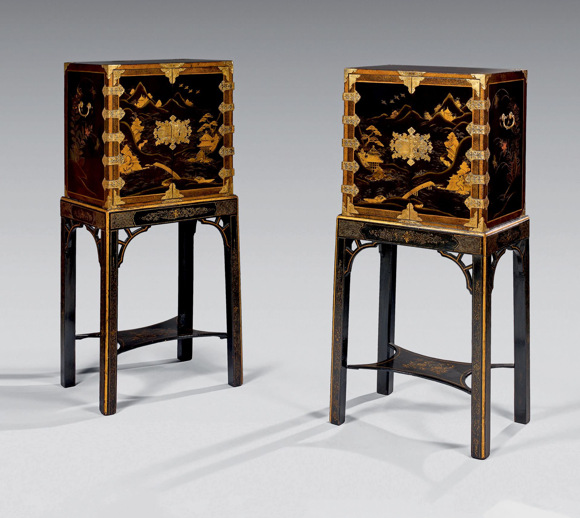 JAPON - Époque Edo (1603-1868), fin du XVIIIe siècle Paire de cabinets en laque &hellip;