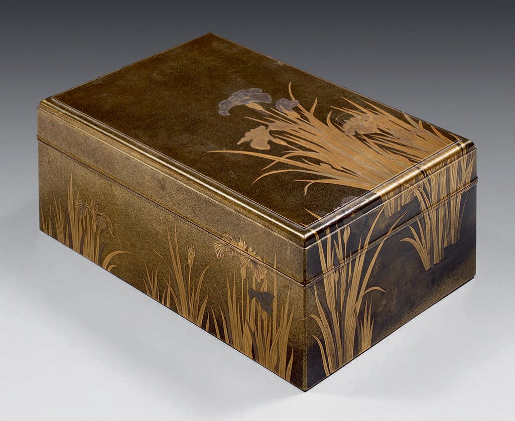 JAPON - Époque Edo (1603-1868) Fundame lacquer box decorated in gold and silver &hellip;