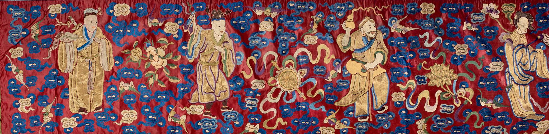 CHINE - XIXe siècle 长方形的红色丝绸面板上有多色和镀金线的装饰，在八宝和云朵中围绕着三星神（Ba Xian）。(轻微的破损)。
480 x &hellip;