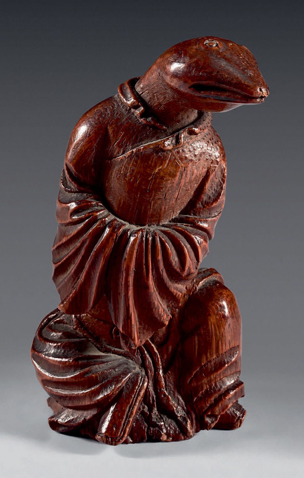 CHINE - XVIIIe siècle Statuette de dignitaire en bambou, à la tête de serpent, a&hellip;