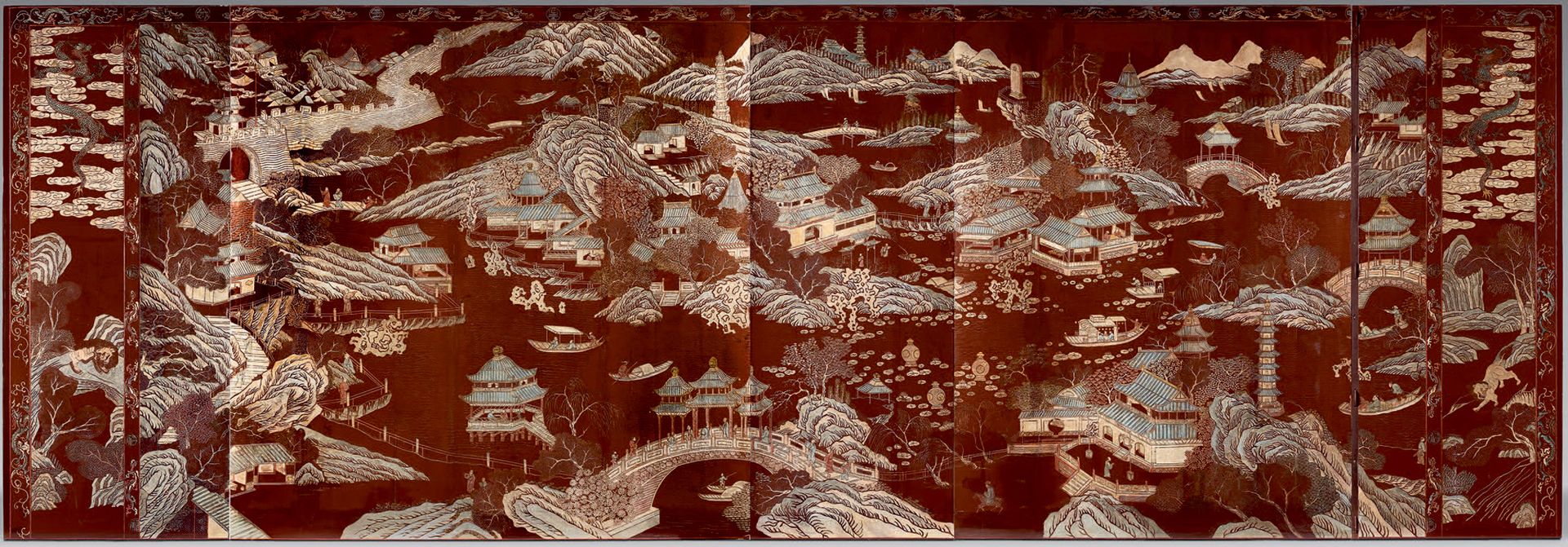 CHINE - Début du XXe siècle 科罗曼德漆器折叠屏风，分四部分，雕有鸟瞰山水亭台楼阁的图案（修复，缺失部分，划痕，加固）。
高：184厘&hellip;