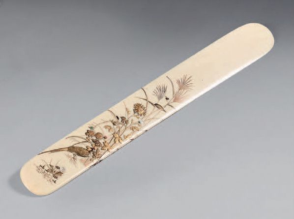 JAPON - Époque Meiji (1868-1912) Coupe-papier en ivoire décorée en hira maki-e d&hellip;