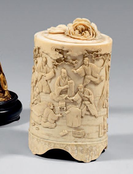 JAPON - Époque Meiji (1868-1912) 由工匠用象牙雕刻的圆柱形象牙盒。 盒盖是牡丹花的形状。盖子是牡丹花的形状（巩固的裂缝）。
高：&hellip;