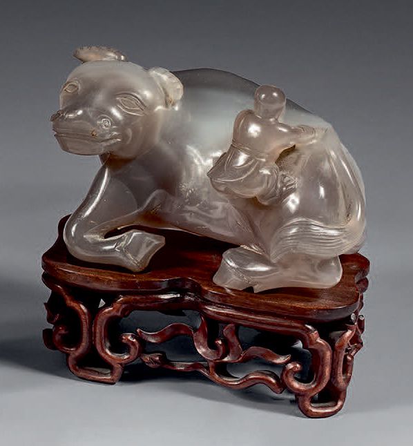 CHINE - Début du XXe siècle Group in gray agate, a reclining buffalo with a chil&hellip;