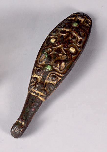 CHINE - Royaumes Combattants (480 -221 av. J.-C.) 一件大型的青铜腓骨，有棕色的铜锈和孔雀石镶嵌的痕迹，钩子是鸟&hellip;