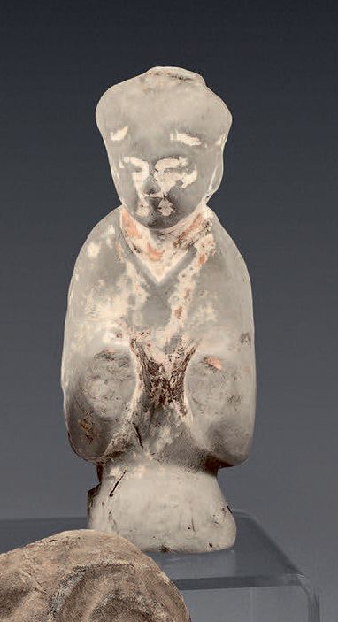 CHINE - Époque Han (206 av. J.-C. - 220 ap. J.-C.) 宫廷女郎的陶制雕像，有白滑的痕迹。
高度：15厘米
一件小&hellip;