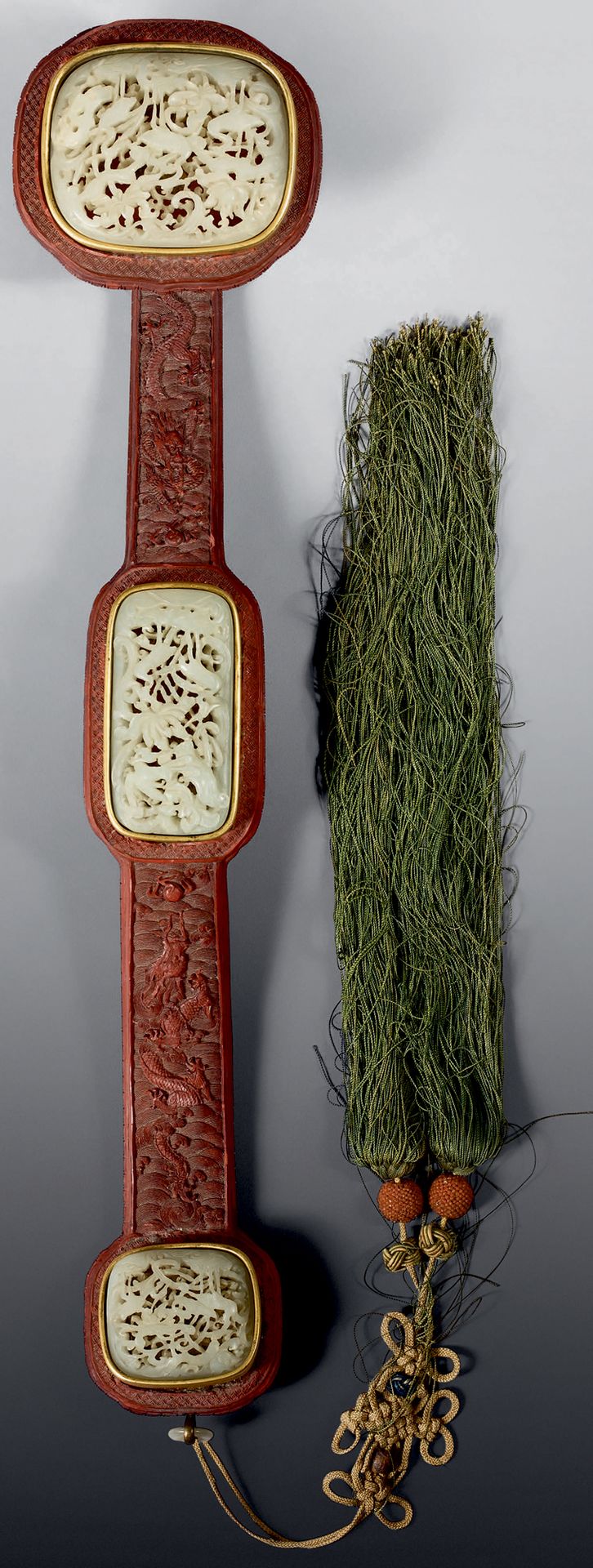 CHINE - Époque Qianlong (1736-1795) 一根红漆如意权杖，雕刻着两条龙在海浪之上追逐圣洁的珍珠。青瓷软玉牌镂空松树下和荷花间的两&hellip;